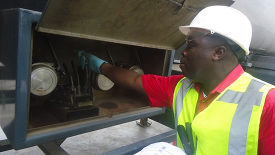 Checking the bottom valve levers